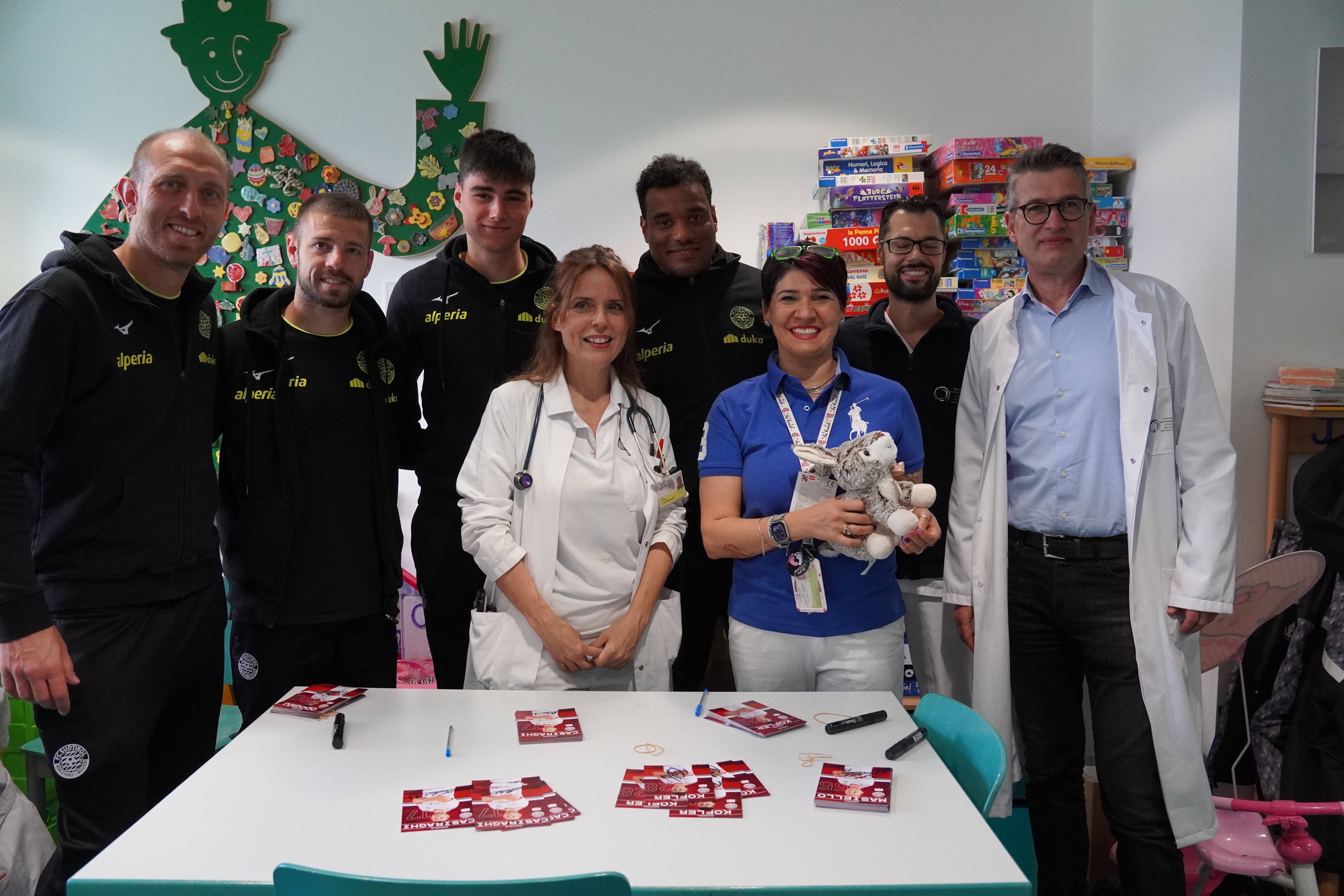 Die Spieler mit der geschäftsführ. Primaria Gaia Weissmann, Pflegekoordinatorin Stefania Casarotto und dem ärztlichen Direktor Valter Ciarrocchi