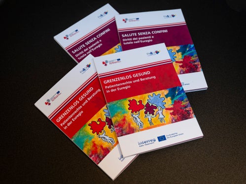 Die Broschüre „Grenzenlos gesund“ wurde am Euregio-Sitz im Bozner Waaghaus vorgestellt. (Foto: LPA/Fabio Brucculeri)