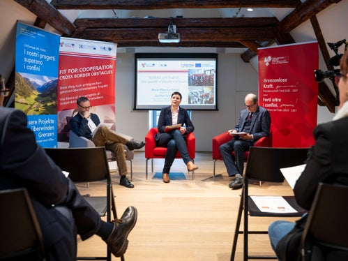 Für die Patienten und Patienten sind laut den Dachverband-Leitenden Günther Sommia (links, Südtirol) und Maria Pflanzner-Stockl (Mitte, Tirol) vor allem Zugang und Orientierung zu den Gesundheitssystemen sowie deren Zusammenarbeit und Vernetzung wichtig. (Foto: LPA/Fabio Brucculeri)