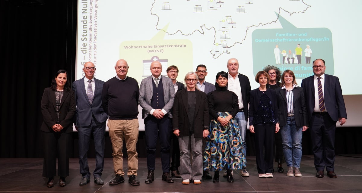 (da.sin.) Dott.ssa Siglinde Rottensteiner, dott. Stefano Moscardini, dott. Francesco Enrichens, dott. Johannes Ortler, dott. Marco Santarelli, dott.ssa Marianne Siller, dott. Arian Zaboli, dott.ssa Judith Gostner, dott. Cesare Moro, dott.ssa Elisabeth Montel, dott.ssa Sabina Frei, dott.ssa Christina Troi, dott. Christian Kofler (Foto: Sabes/Peter A. Seebacher)