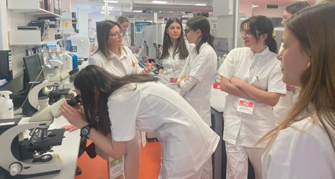 Eine Woche lang erhielten Schülerinnen und Schüler der 4. und 5. Klassen verschiedener Oberschulen einen praxisnahen Einblick in die vielfältigen Berufsbilder im Gesundheitswesen (Foto: Sabes/fm)