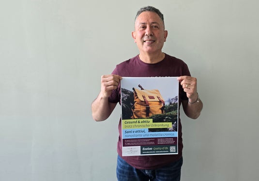 Luigi Sciurti (63) mit einem Plakat von Evviva