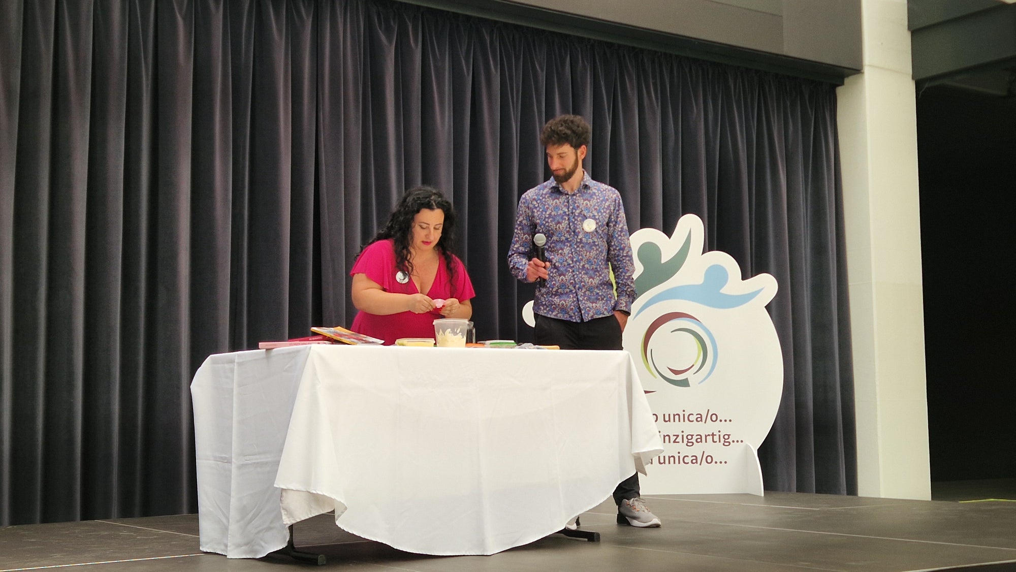 Verwaltungsmitarbeiterin Alessandra Uriselli stellte ihr Talent als Hobbyköchin zur Schau. (Foto: Sabes)