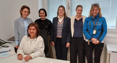 Sono lieti dell'apertura dell’Ambulatorio per le piccole urgenze: Dott.ssa Carina Elizbeht Urrejola (Medico APU), Dott.ssa Elisabeth Montel (Direttrice di comprensorio), Dott.ssa Judith Gostner (Dirigente tecnico-assistenziale), Dott.ssa Christina Troi (Coordinatrice sanitaria) Dott.ssa Christine Engl (Direttrice d'Ufficio gestione amministrativa distrettuale), Stefania Negro (Coordinatrice infermieristica) (Foto: Sabes/lr)