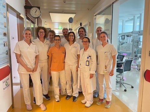 Das Team der Neugeborenenintensivstation mit Kinderchirurg Michele Corroppolo (hinten rechts). (Foto: Alex Staffler)