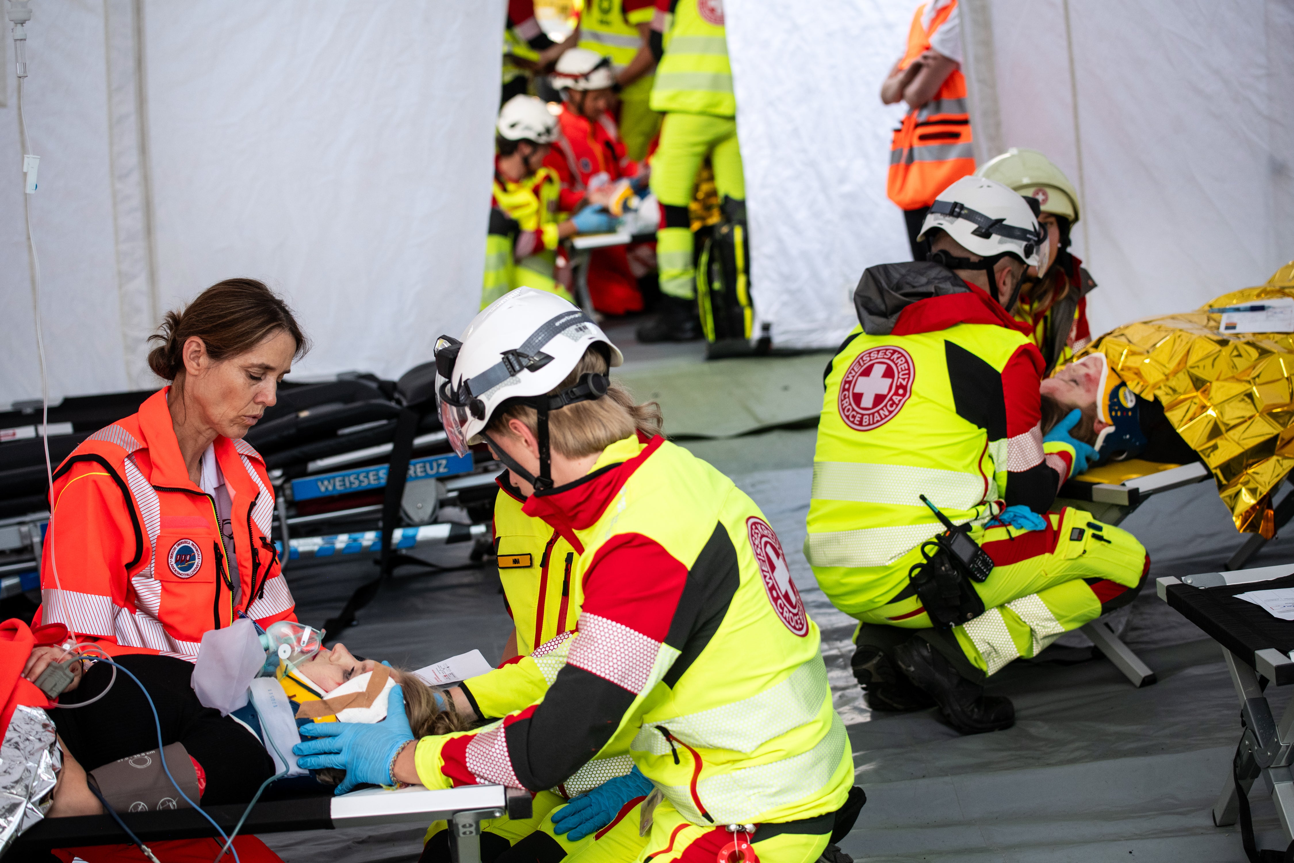Das Zusammenspiel von verschiedenen Einsatzkräften,Notfallmedizin und Behörden wurde bei Großübungen und Simulation von Unfällen erprobt. (Foto: Ivo Corrà)