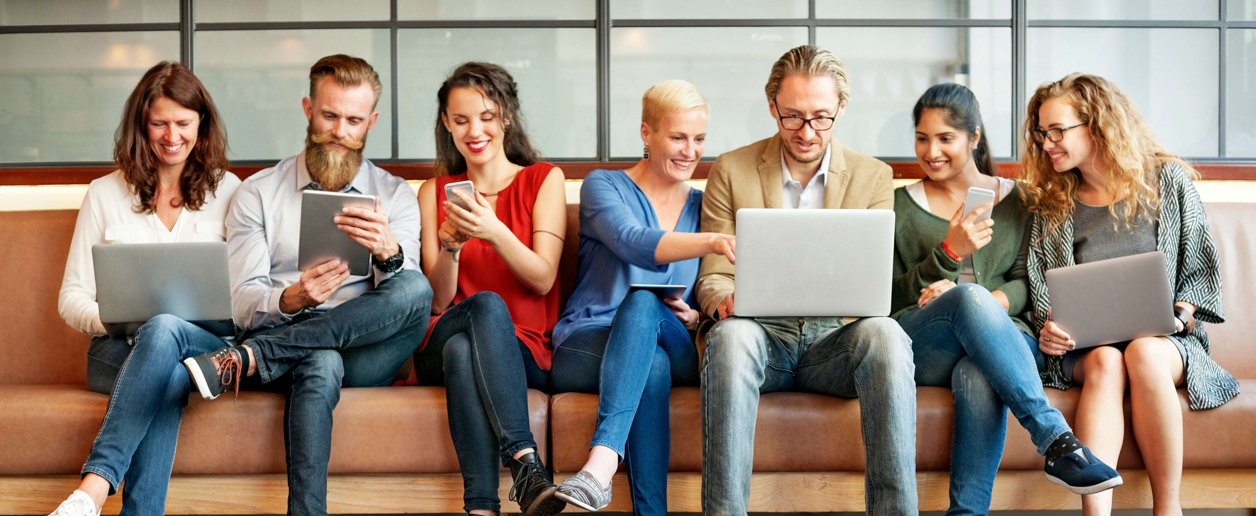 Personen mit Laptop, Tablet und Handy. (Foto:123rf)