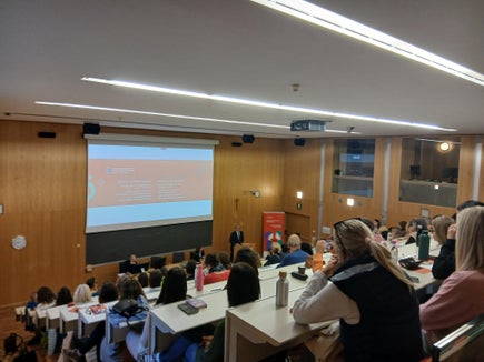 Jede und jeder von uns ist anders und daher ist es eine Herausforderung und eine Aufgabe der Medizin, diesen Unterschieden Rechnung zu tragen, betonte Michael Mayr, Direktor des Ressorts Gesundheitsvorsorge und Gesundheit (vorne am Rednerpunkt) beim 8. Südtiroler Symposium zur Gendermedizin an der Claudiana in Bozen. (Foto: LPA)