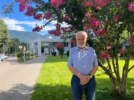 Peppi Tischler vor dem Meraner Krankenhaus
