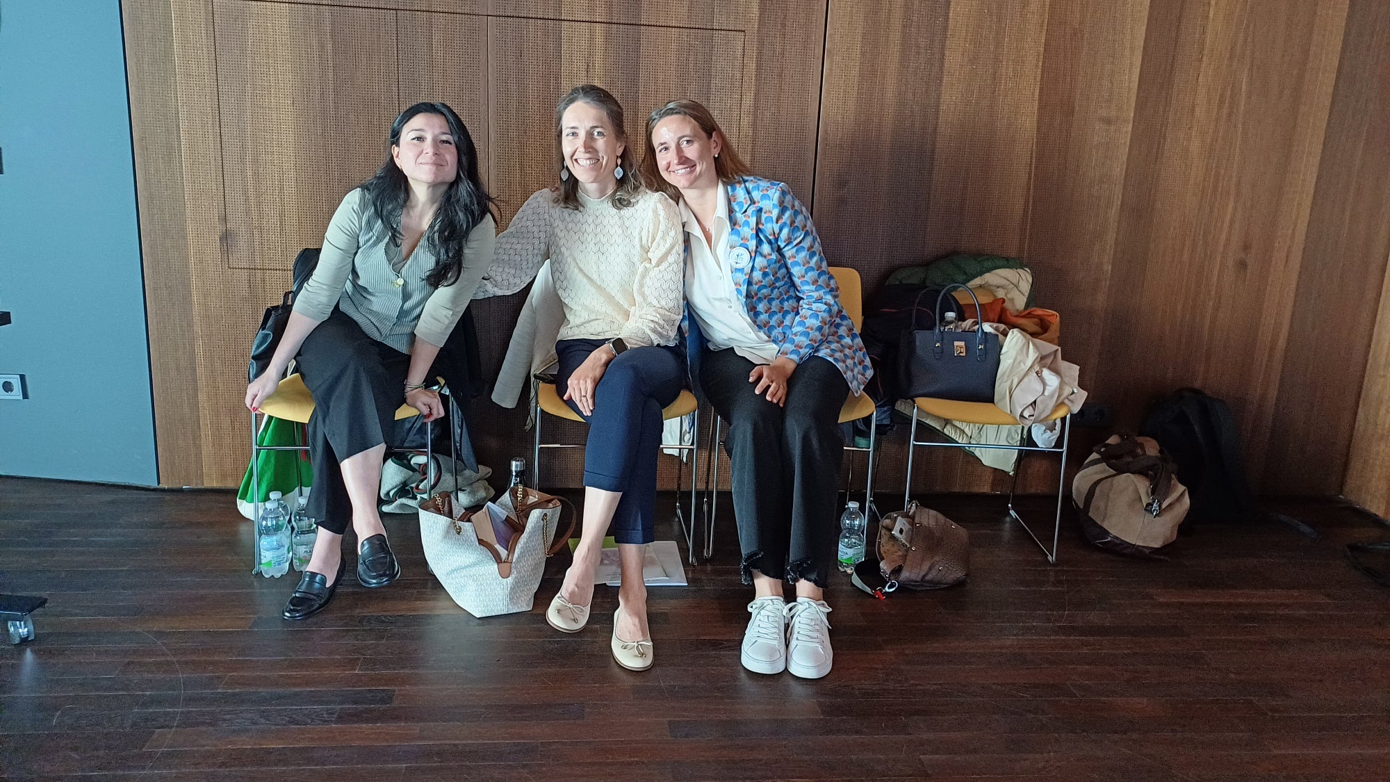 Nach getaner Arbeit: Die Organisatorinnen Cynthia Gutierrez Soria, Maria Aster und Claudia Dariz. (Foto: Sabes)