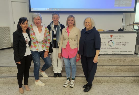Gruppenfoto von links nach rechts Siglinde Rottensteiner, Marialuisa Schötzer, Marianne Siller, Erika Maria Schöpfer und Barbara Preusse-Bleuler