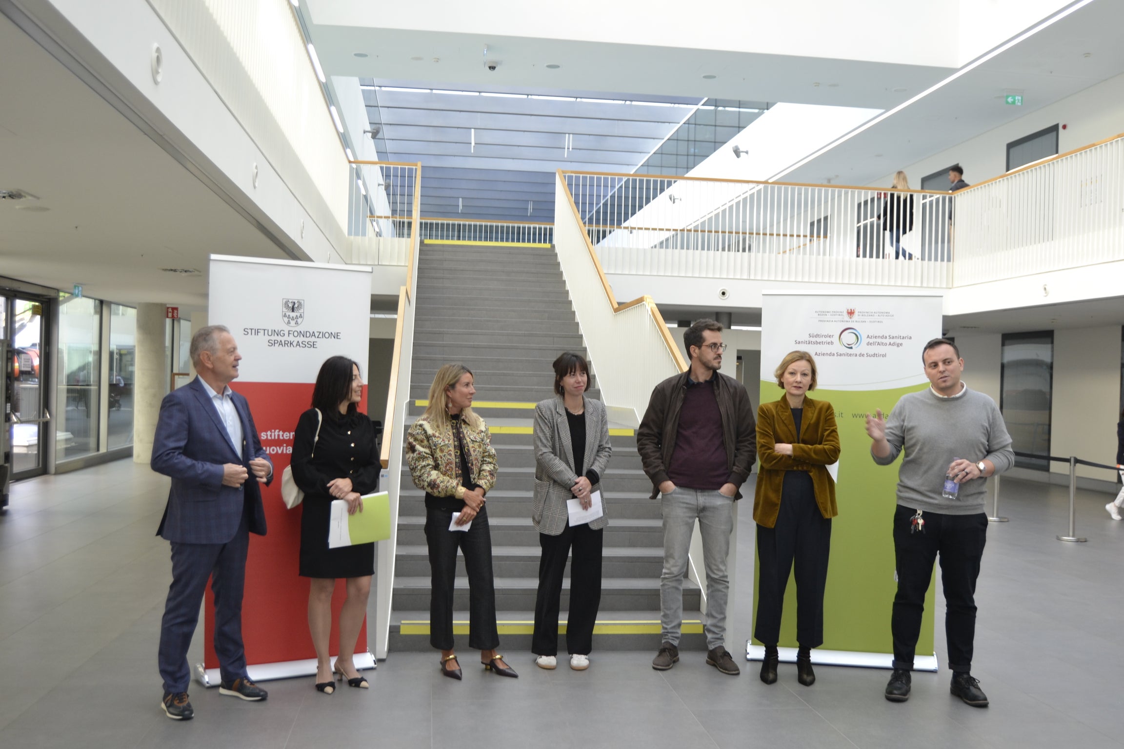 v.l.: Enrico Wegher - Verwaltungsleiter, Stefania Bertolami - Direktorin des Amtes für allgemeine Dienste, Lisa Trockner und Eleonora Klauser - Südtiroler Künstlerbund, Massimiliano Gianotti - Cooperativa19, Gabriele Crepaz - Stiftung Sparkasse und Elias Rossi – Mitarbeiter Amt für allgemeine Dienste