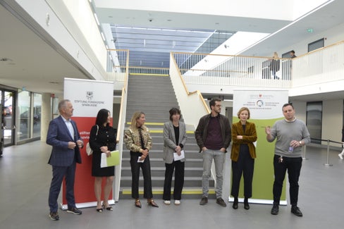 v.l.: Enrico Wegher - Verwaltungsleiter, Stefania Bertolami - Direktorin des Amtes für allgemeine Dienste, Lisa Trockner und Eleonora Klauser - Südtiroler Künstlerbund, Massimiliano Gianotti - Cooperativa19, Gabriele Crepaz - Stiftung Sparkasse und Elias Rossi – Mitarbeiter Amt für allgemeine Dienste