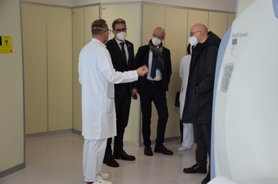 Landeshauptmann Kompatscher im Gespräch mit Dr. Martin Karner, Primar des Dienstes für Röntgendiagnostik am Krankenhaus Innichen (Foto: LPA)