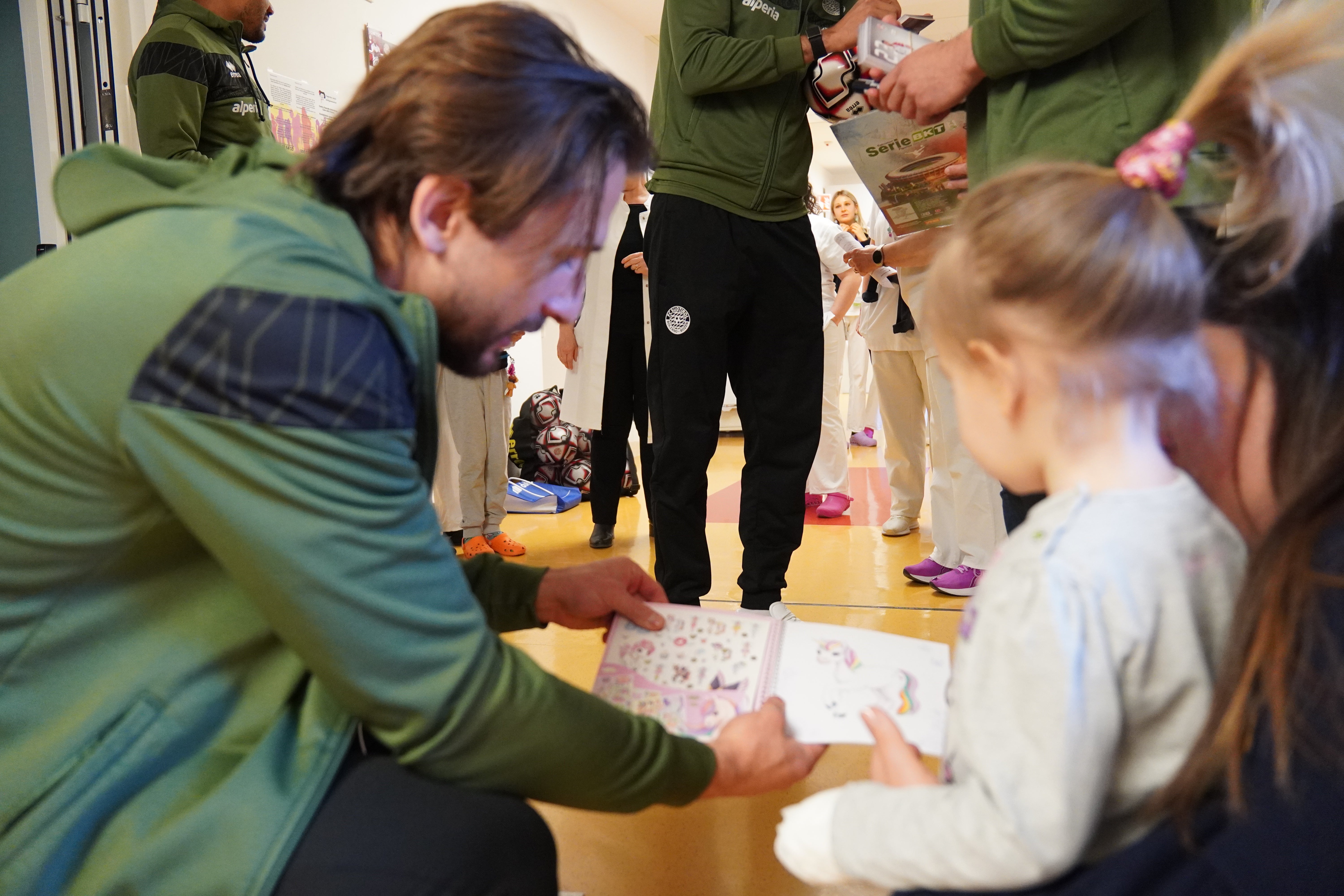 Simone Davi mit einer kleinen Patientin. (Foto: Sabes/ER)
