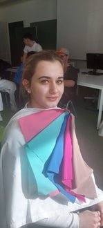 Schülerin mit Farbmuster