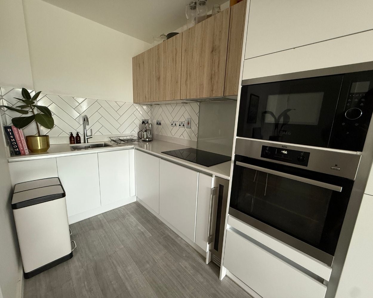 Photo of the kitchen featuring integrated appliances