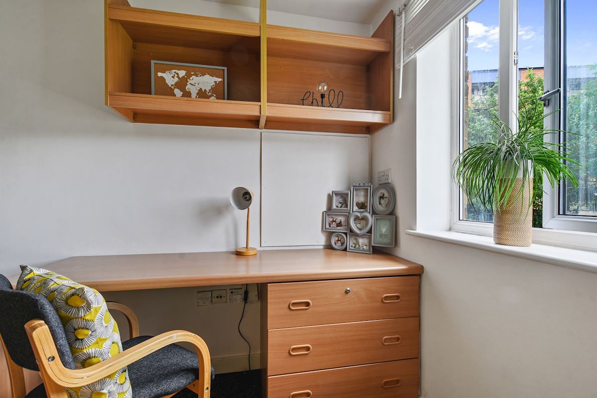 Desk in room at Green Lanes