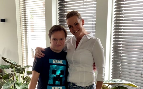 Kim met zoon Mika poseren voor een foto