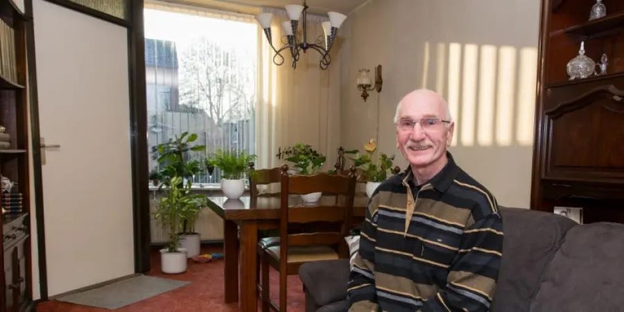 Een meneer in een stoel