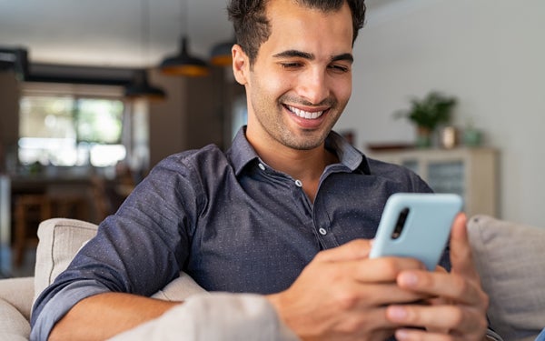 Man gebruikt smartphone