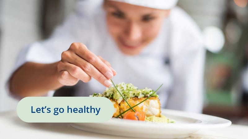 Kok maakt bord met voeding op