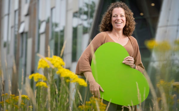 Noortje Campman, beleidsmedewerker onderwijsinnovatie bij de faculteit Geneeskunde, houdt een groot groen hart vast.