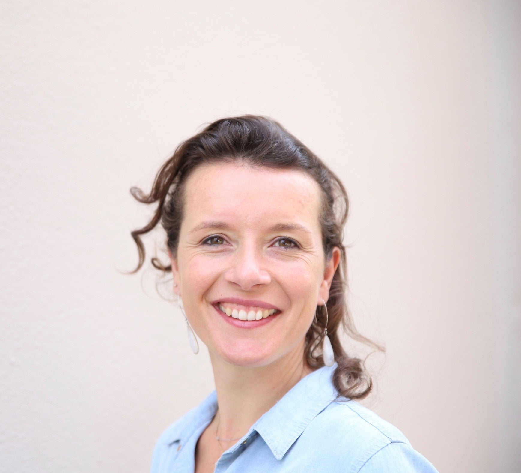 Portretfoto van Lotte Vlak, huisarts en projectcoördinator in de wijk Utrecht Oost.