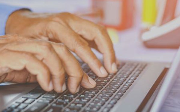 handen op toetsenbord