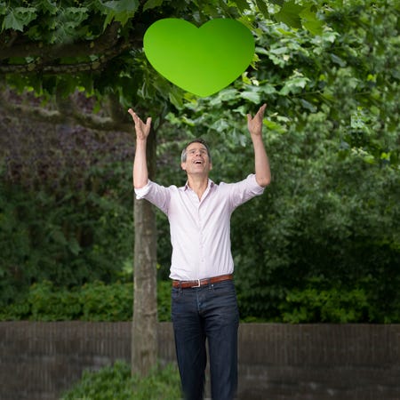 Justijn Gombert, manager divisie Vrouw & Baby, gooit een groen hart omhoog.