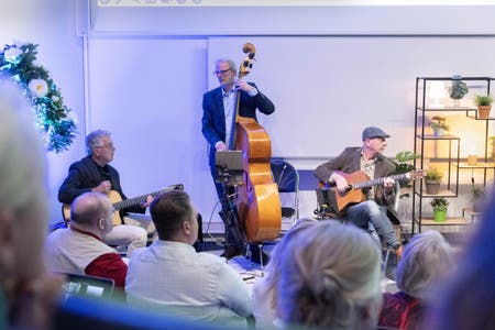 De band Swing Majeur speelt in een volle collegezaal op de uitreiking van de Boerhaaveprijs 2025.