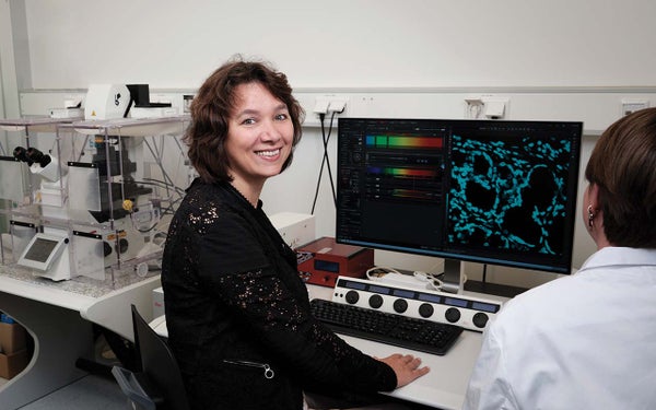 Een vrouw aan een bureau met een computer