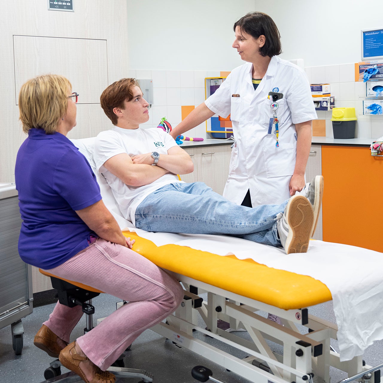 Aline Kalisvaart en Anita Broekhuizen in gesprek met een patiënt