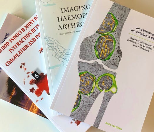 Een groep proefschriften op een tafel