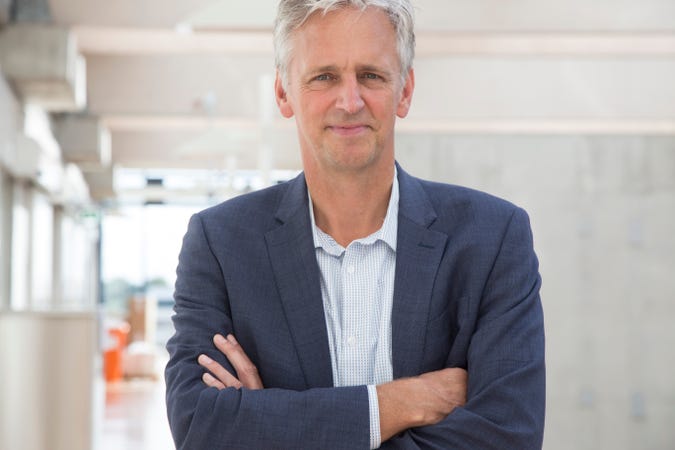 Peter van Tintelen met zijn armen over elkaar op de foto