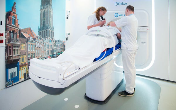 MR-Linac met twee laboranten