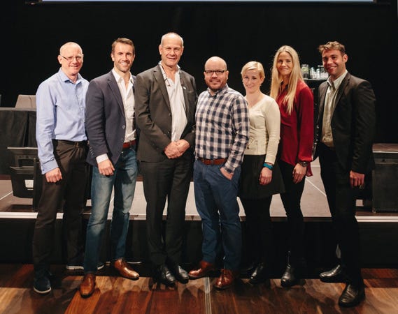 De physiotherapists committee staan op een rij en lachen naar de camera.