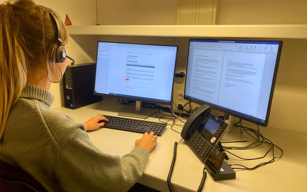 Polikliniekmedewerker achter het beeldscherm