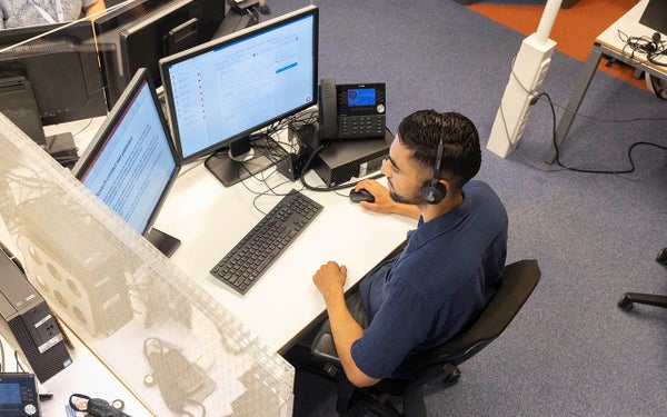 Medewerker van het medisch regiecentrum aan het werk