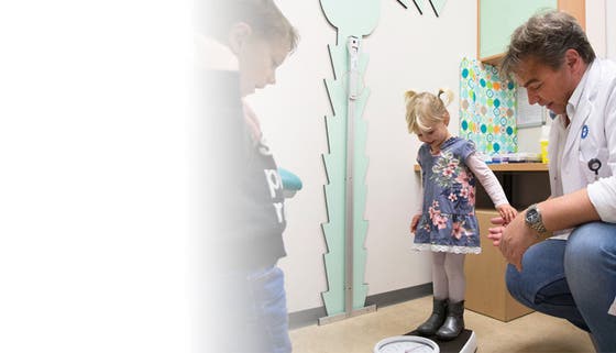 klinisch geneticus met kind