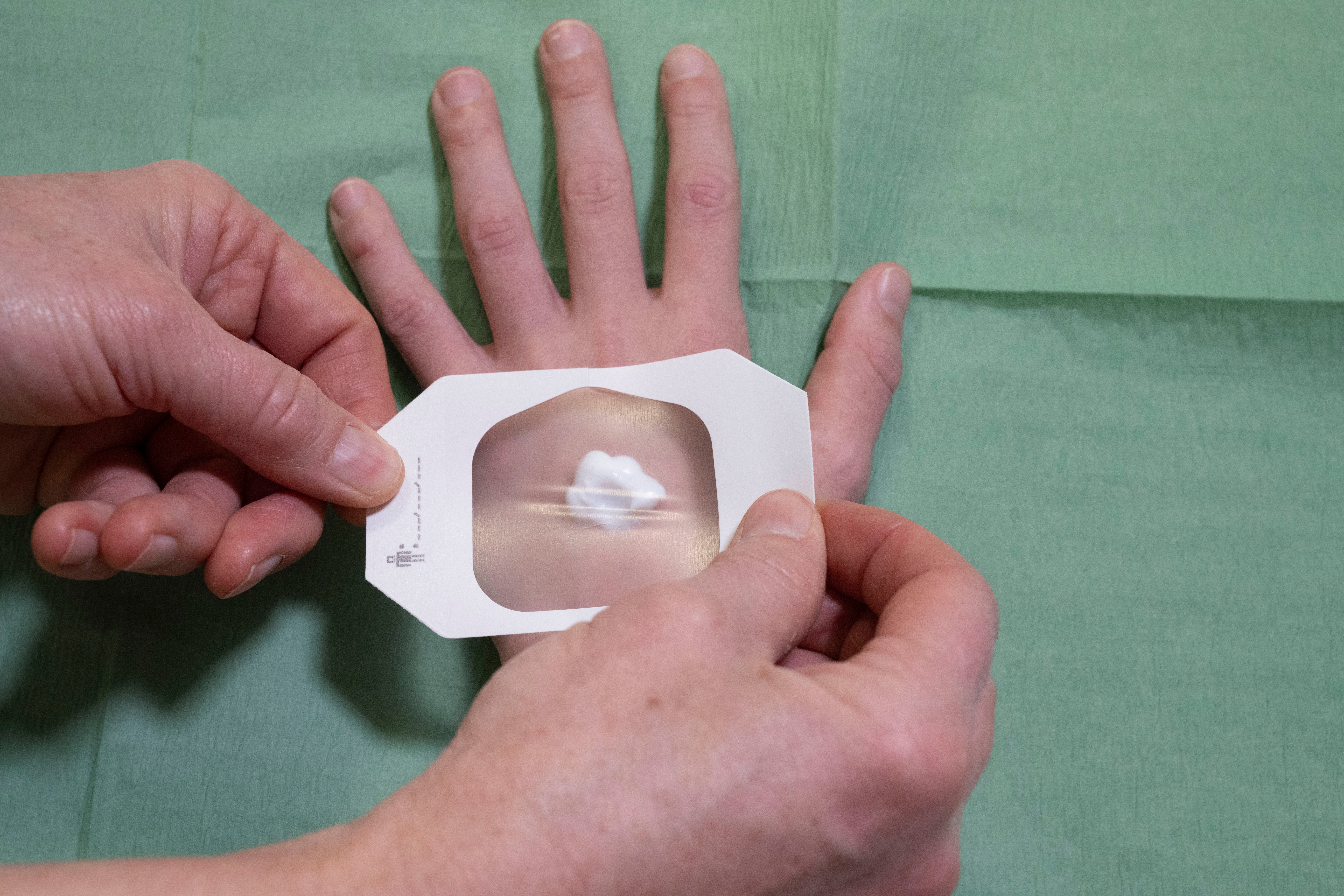 EMLA afdekken met pleister hand