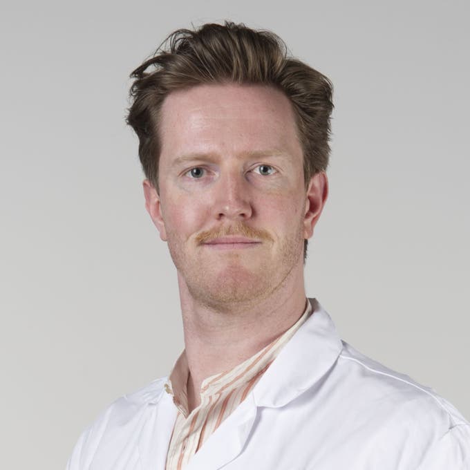 Een man in een witte jas