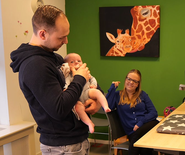 Een man met een baby in zijn armen