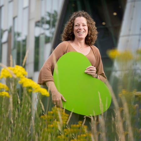 Noortje Campman, beleidsmedewerker onderwijsinnovatie bij de faculteit Geneeskunde, houdt een groot groen hart vast.