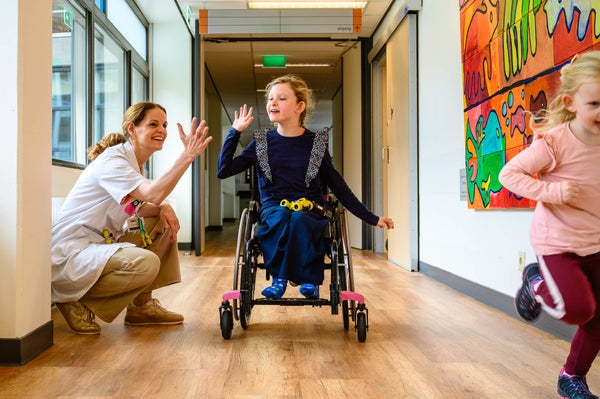Een vrouw en een kind in een rolstoel