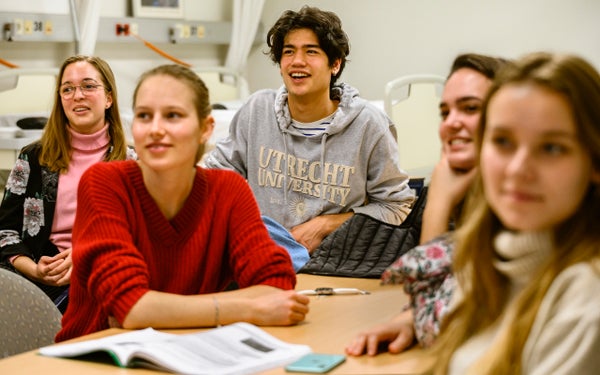 Een groep studenten aan een tafel