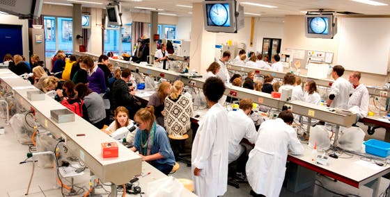 Een groep mensen in een lab