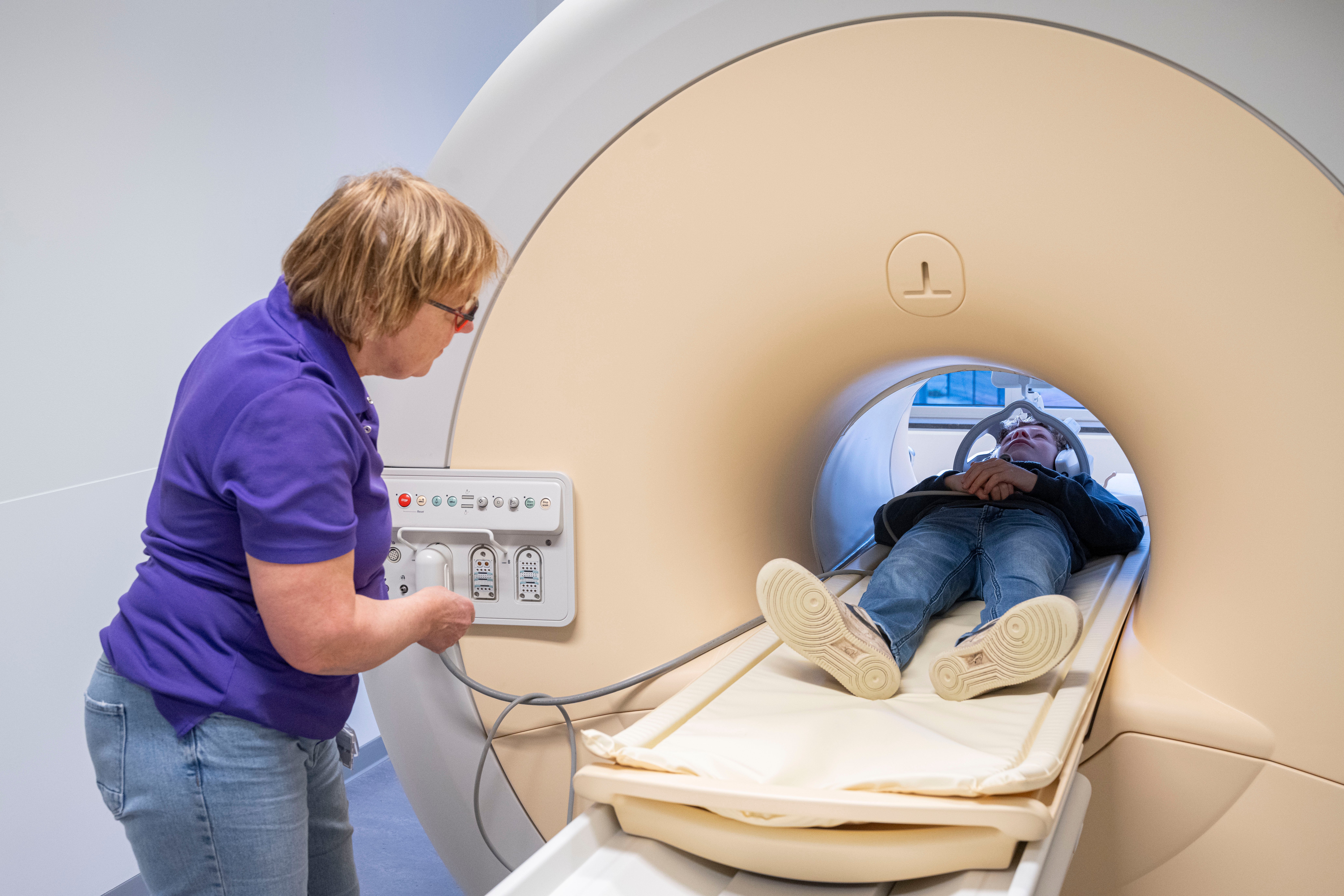 overzicht jongen in oefen MRI