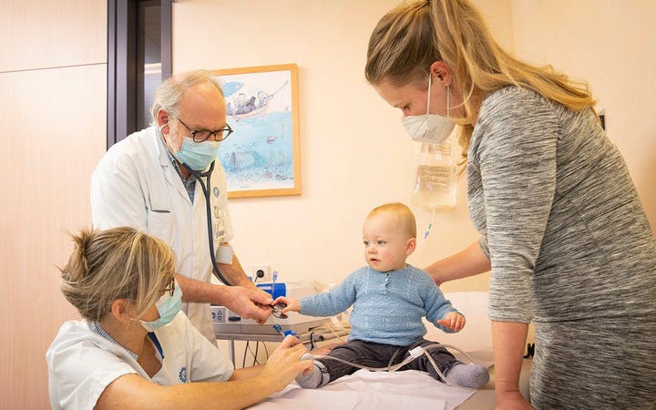 Zuigeling wordt gedialyseerd