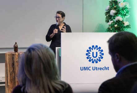 Sigrid Mueller-Schotte (Hogeschool Utrecht) vertelt over haar samenwerking met Boerhaaveprijs 2025-winnaar Ralph Wijnhoven tijdens de uitreikingsceremonie.